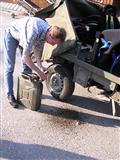 Picture: Tanken die Erste - Christian hat gekleckert