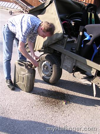 Picture: Tanken die Erste - Christian hat gekleckert
